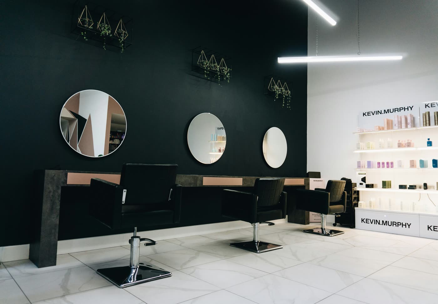 Stylingplätze mit Spiegeln im Salon