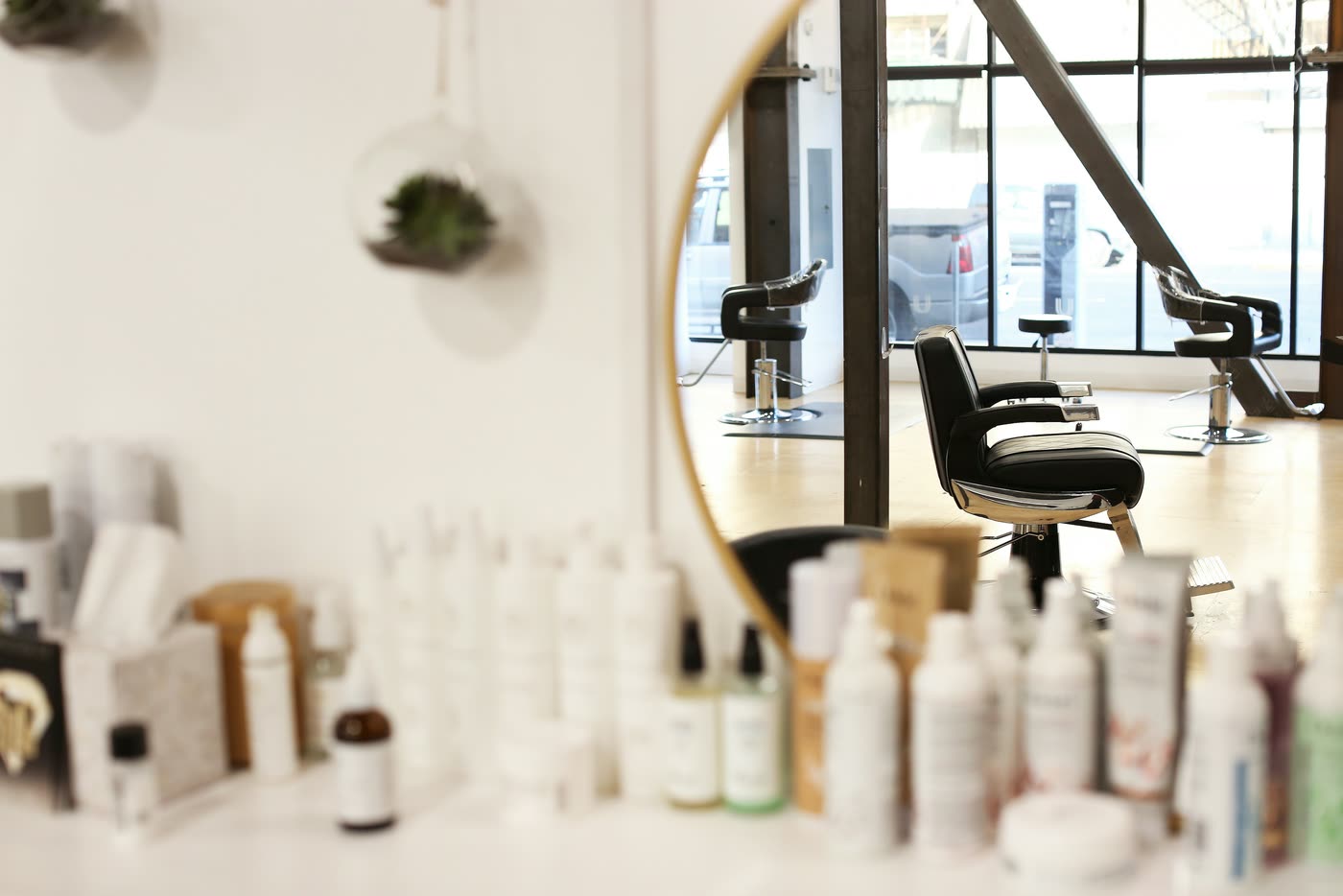 Blick in den Salon St. Johann mit Stylingplätzen und Spiegel