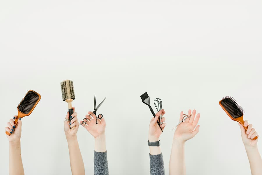 Farbauftrag mit Pinsel und Friseurwerkzeug