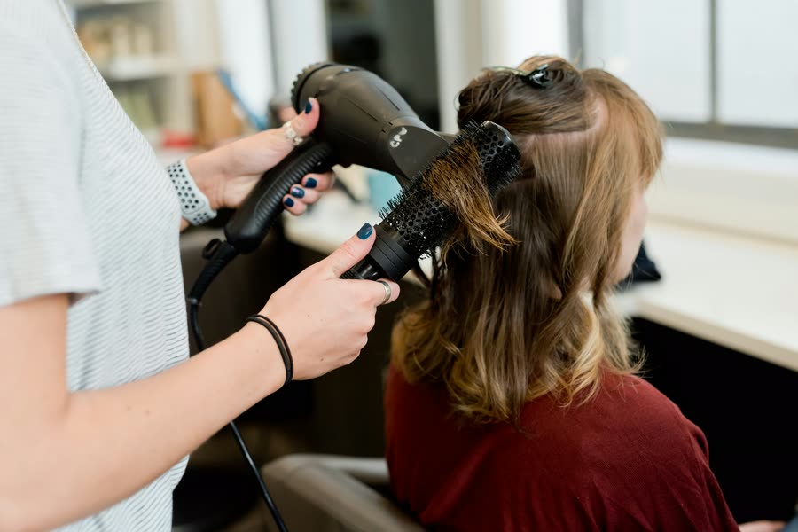 Haarschnitt und Styling am Stuhl